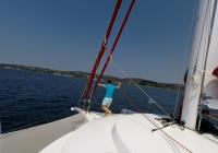 pige i bov af sejler trimaran